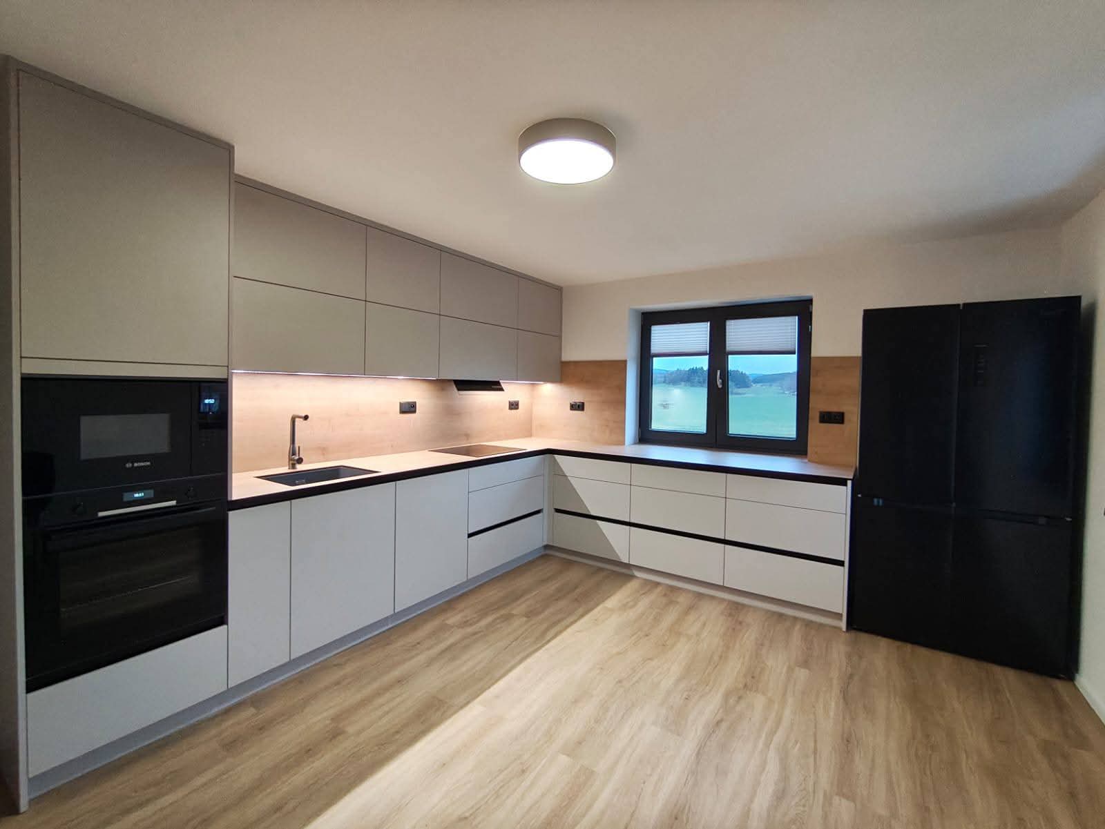 Tadááá..Další kuchyň, na kterou jsme fakt pyšní 🤍  Když se spojí kašmír, Dub Hickory a dvě šikovné ruce (tedy čtyři 😄), vznikne tahle krasavice 🤍  Moderní vzhled, čisté linie a materiály, které něco vydrží.  Makali jsme na ní od prvního návrhu až po poslední šroubek – a výsledek? Kuchyň, která nejen dobře vypadá, ale taky šlape jak hodinky ⏱️  Uvnitř žádná „low-cost romantika“ 😄 👉 kování Blum 👉 všude Legrabox zásuvky 👉 výklopy Aventos  Takže žádné bouchání, jen tiché dovírání a radost z každého otevření 😍  Co na ni říkáte? My ji teda pouštíme z ruky jen neradi 😄