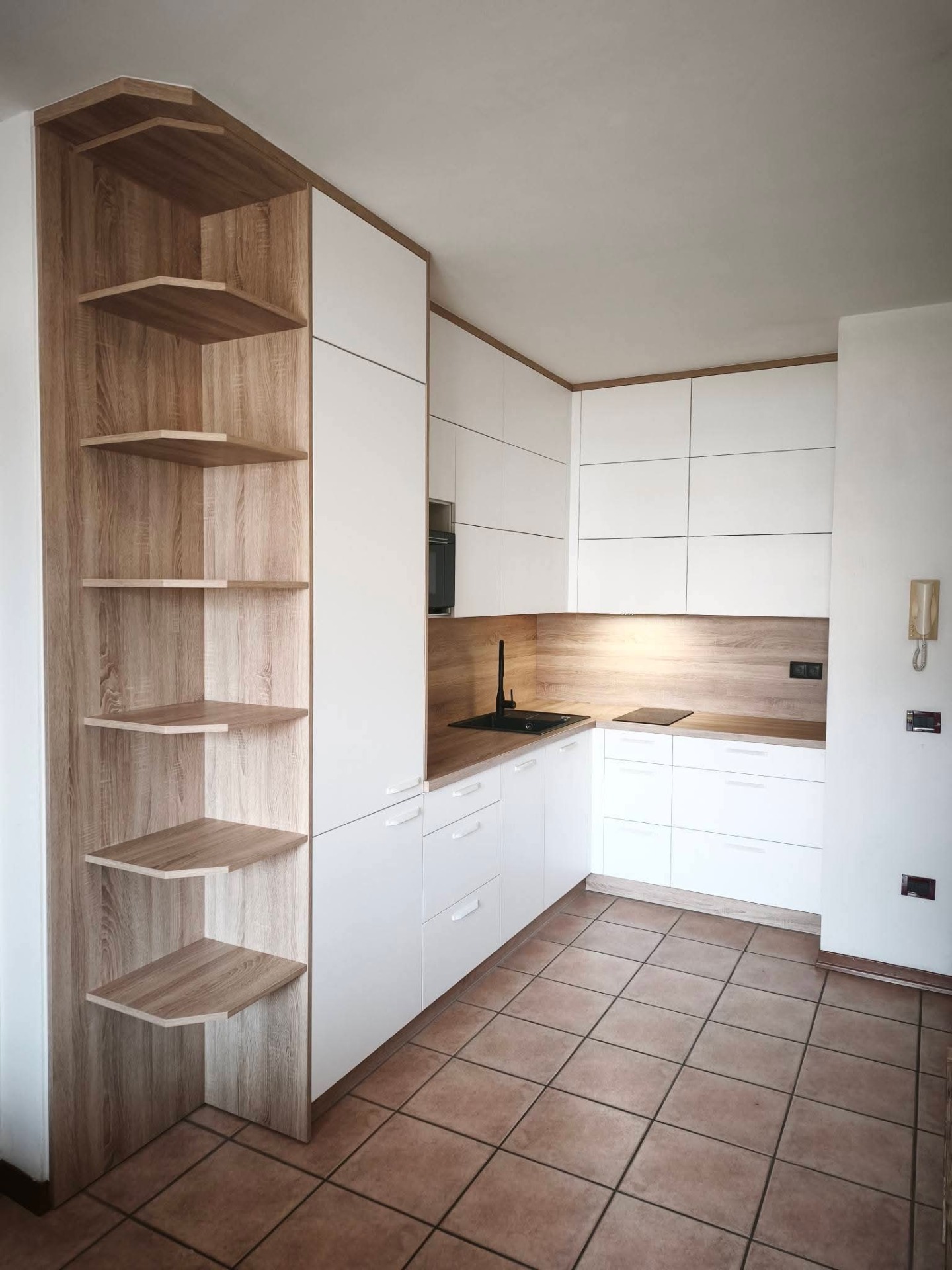 Normální lidé jezdí do Itálie k moři. My tam jeli montovat kuchyň. 🔧😄  Když zákazník chce kuchyň v Caorle… tak mu ji prostě přivezeme, protože nás ani 600km nezastaví. 😃  Když jsme dostali poptávku na výrobu kuchyně do Itálie, věděli jsme, že to nebude jen další zakázka. Byla to výzva, cesta a zároveň velká důvěra našich zákazníků. A tak začala cesta jedné kuchyně z naší truhlářské dílny až na jih Evropy.“ 🇨🇿➡️🇮🇹  Každý díl prošel našimi rukami. Od prvního řezu, přes montáž kování až po finální kontrolu. Kuchyně nevzniká jen ze dřeva a materiálů, ale hlavně z poctivé práce.  Když byla kuchyň hotová, čekala nás další část dobrodružství – cesta do Itálie. Dodávka plná nábytku, nářadí a očekávání.  Na místě přišla ta nejdůležitější část – montáž. Každý detail musel sedět přesně tak, jak jsme ho navrhli v dílně. A tady je výsledek. Kuchyně, která vznikla v naší malé truhlářské dílně a našla svůj domov v Itálii.  Takové momenty nám připomínají, proč tuhle práci děláme.  Děkujeme za důvěru a ať kuchyň slouží ❤️ #truhlarstvikavlik #poctivaprace #kuchynenamiru #nabytek #kuchynevItaliiní 🤍  Když se spojí kašmír, Dub Hickory a dvě šikovné ruce (tedy čtyři 😄), vznikne tahle krasavice 🤍  Moderní vzhled, čisté linie a materiály, které něco vydrží.  Makali jsme na ní od prvního návrhu až po poslední šroubek – a výsledek? Kuchyň, která nejen dobře vypadá, ale taky šlape jak hodinky ⏱️  Uvnitř žádná „low-cost romantika“ 😄 👉 kování Blum 👉 všude Legrabox zásuvky 👉 výklopy Aventos  Takže žádné bouchání, jen tiché dovírání a radost z každého otevření 😍  Co na ni říkáte? My ji teda pouštíme z ruky jen neradi 😄