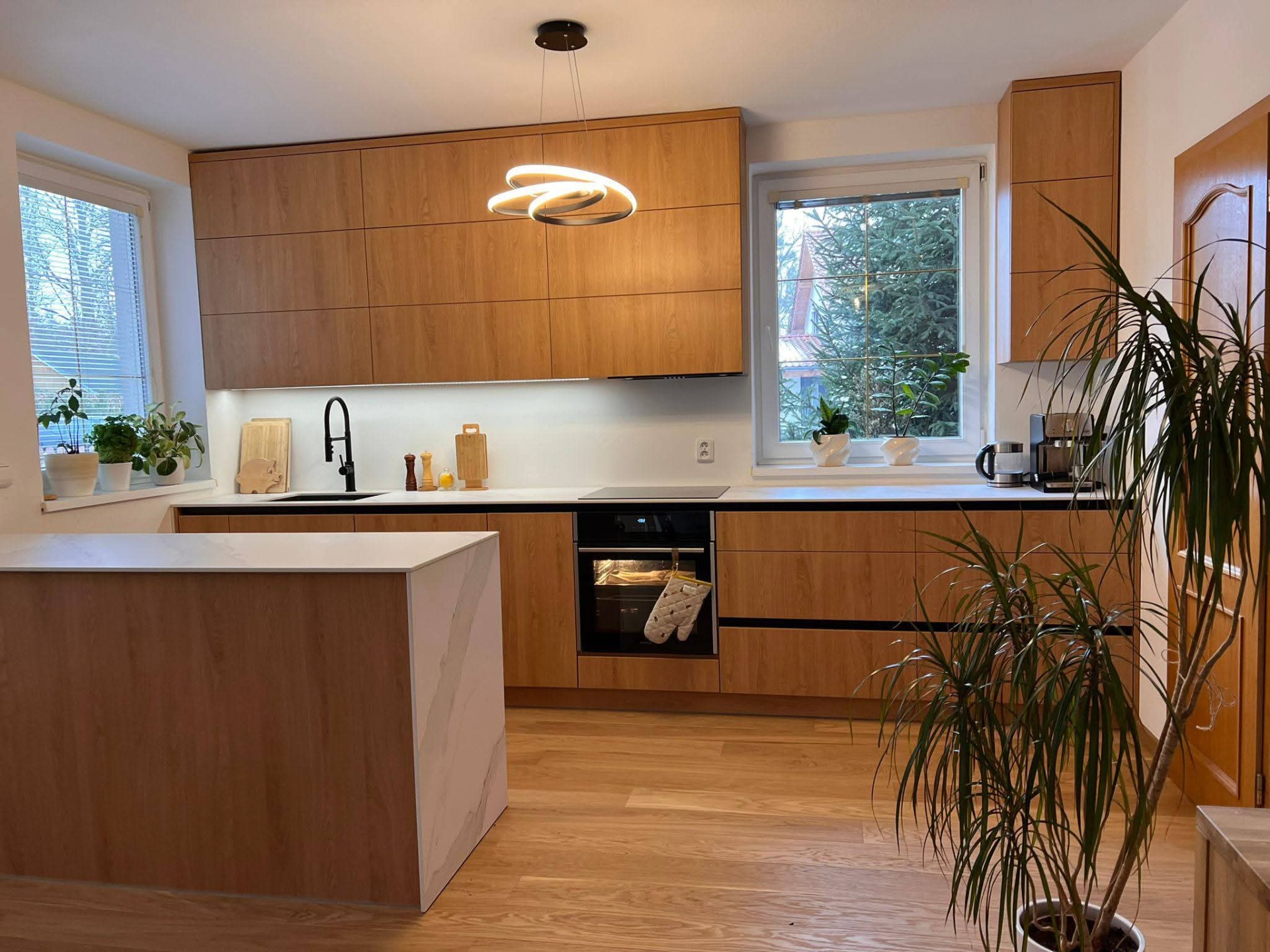 Fotografie od naší zákaznice 🫶               Spokojená zákaznice = ta nejlepší vizitka naší práce 🤍 Tahle kuchyně, kterou jsme realizovali jako poslední v roce 2025, už má něco za sebou… a pořád dělá radost každý den.  • Lamino Egger – Dub Corbridge přírodní • Kompaktní pracovní deska Calacatta Olympus SLIM LINE • Výsuvy Blum Legrabox s doživotní zárukou • Výklopy Aventos HF TOP & HK TOP TIP-ON • Dřez Blanco se spodní montáží. 