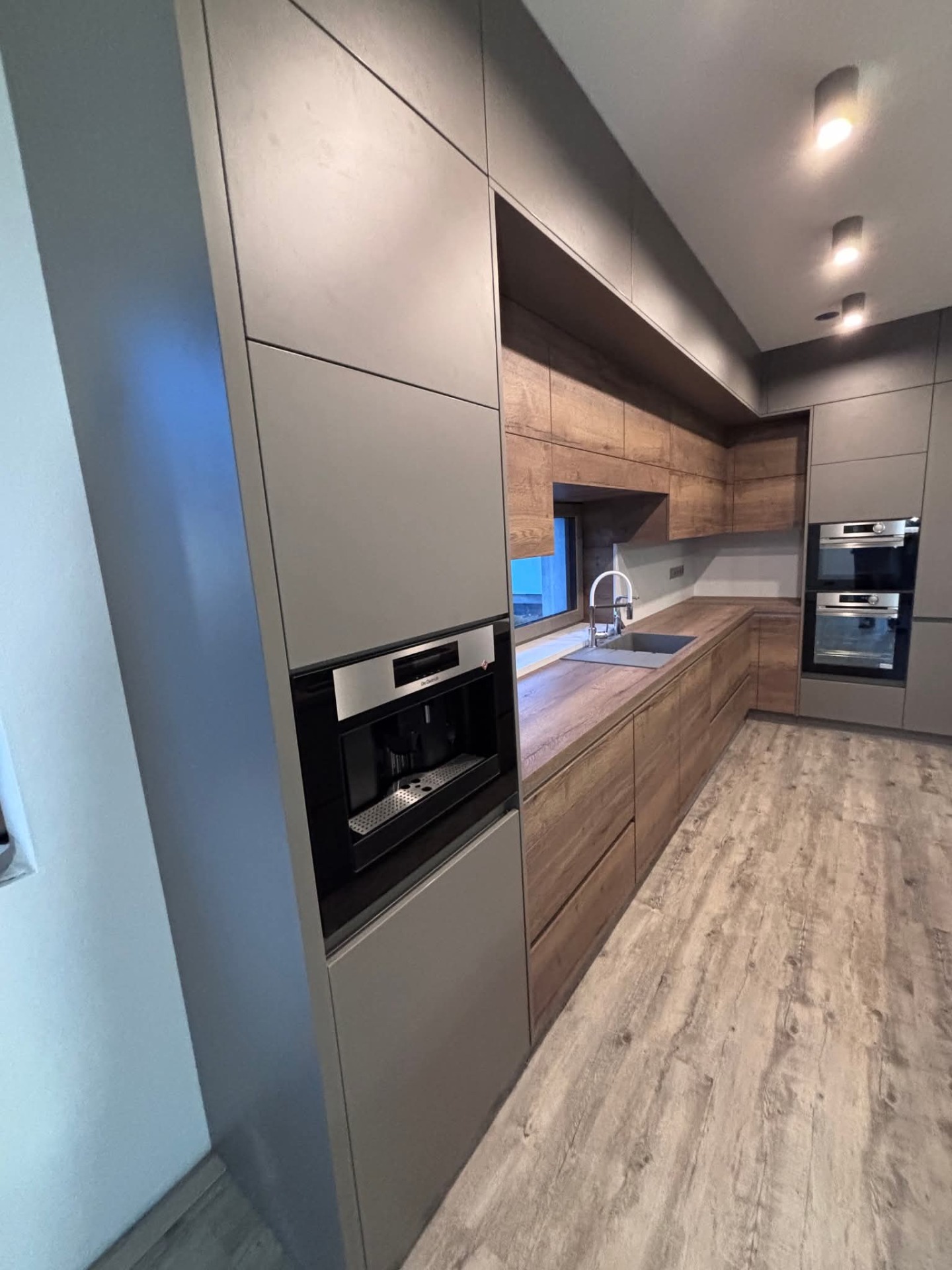 Luxusní kuchyně, kde se snoubí nadčasový design s prémiovou technologií 🤍  Dominantou prostoru je prostorný ostrůvek s velkou varnou deskou a elegantně řešenou vysouvací digestoří, která nenarušuje čisté linie interiéru. Celá kuchyň je vybavena špičkovými spotřebiči značky De Dietrich, které podtrhují její exkluzivní charakter.  Kombinace dekoru Halifax přírodní s kamennou šedou vytváří harmonii tepla a moderní elegance. Důraz na detail, kvalitní materiály a precizní zpracování dávají této kuchyni nejen reprezentativní vzhled, ale i maximální funkčnost pro každodenní život.  Kuchyně, která zaujme na první pohled – a obstojí při každém vaření ✨