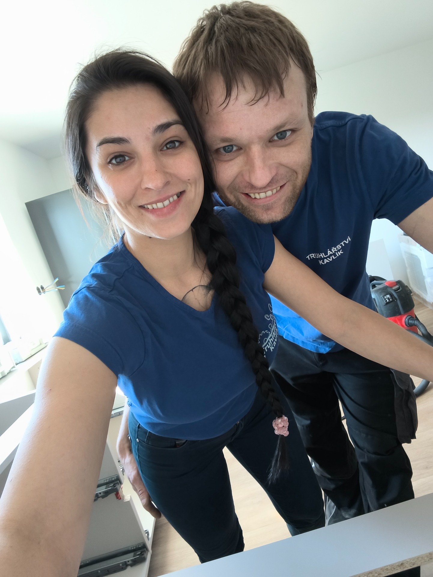 Přidáváme i naši společnou fotografii, abyste věděli, kdo za vaší kuchyní stojí. Jsme ti, se kterými komunikujete i kdo k vám přijede na realizaci – od návrhu až po montáž.